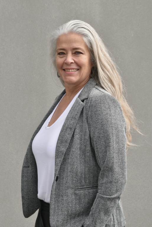 Lone Kaalund Døjbak smiler, iført grå blazer
